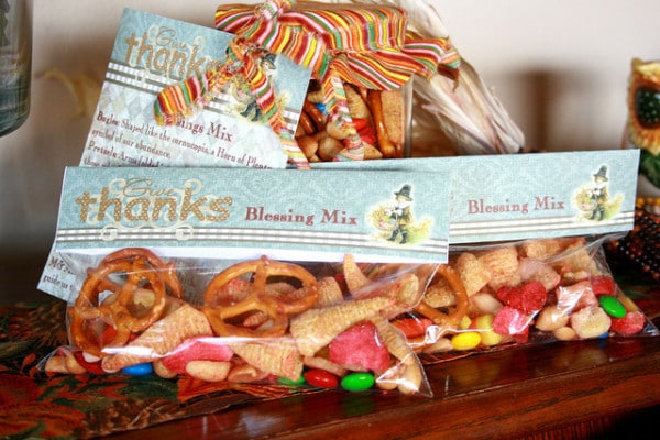 Thanksgiving Blessing mix to gift to family and friends. Each item in the mix represents part of the Thanksgiving story!