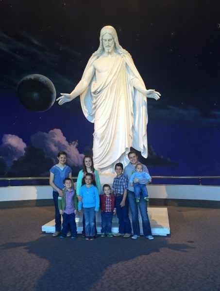 Kids in front of Christus
