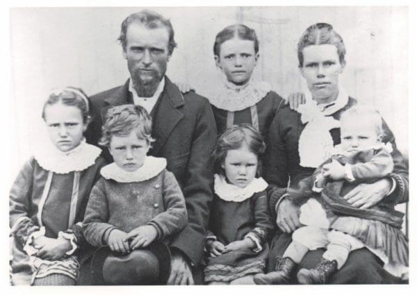 Minnie Mable Lindsay (littel girl far left) with family. Parents are James Lindsay and Agnes Watson (3rd great-grandparents)